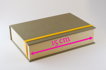 Box mit Klappdeckel 15 cm lang — bezogen mit feinem Papier
