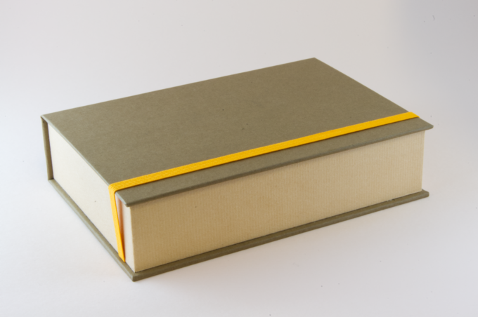 Box mit Klappdeckel 25 cm lang — bezogen mit feinem Papier – Bild 2