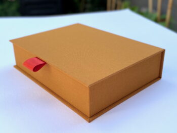 Klappdeckelbox mit Satinband zur Aufbewahrung von Büchern, Andenken und Dokumenten in Standard-Größen