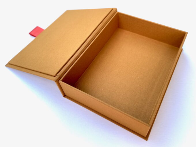 Klappdeckelbox mit Satinband zur Aufbewahrung von Büchern, Andenken und Dokumenten in Standard-Größen – Bild 2